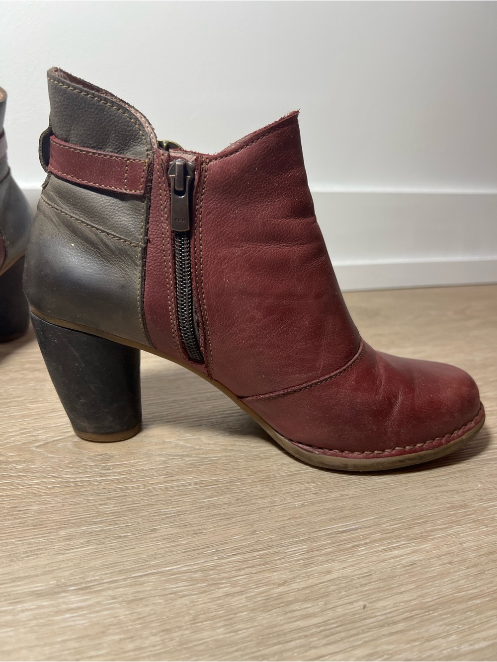 El Naturalista Burgundy and Brown Classy Elegant Chic Chunky Heel Ankle Boots - Picture 4 of 11